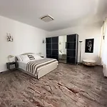 Junior Giacomelli Apartment Mathi